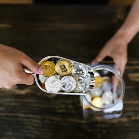 Bitcoin and Altcoins: Price Predictions and Market Trends for December 10th