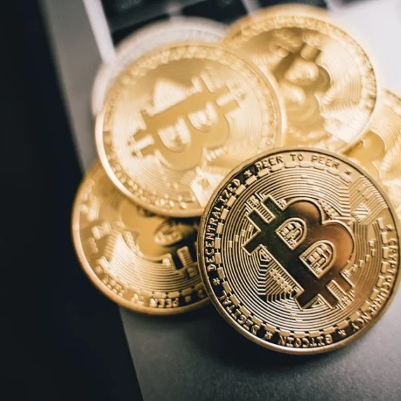 Robert Kiyosaki Predicts Bitcoin to Hit $750K as TradFi Bubble Looms