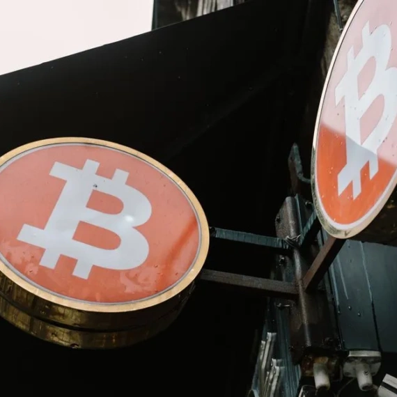 Solana Surges 18%: Tokenized Stock Boom and Institutional Adoption Drive Breakout