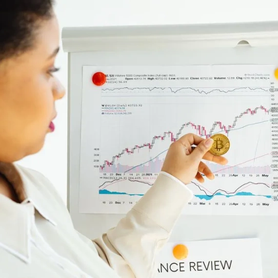 MicroStrategy’s mNAV Dips Below 1: Saylor Signals Fresh Bitcoin Accumulation Amid Investor Scrutiny