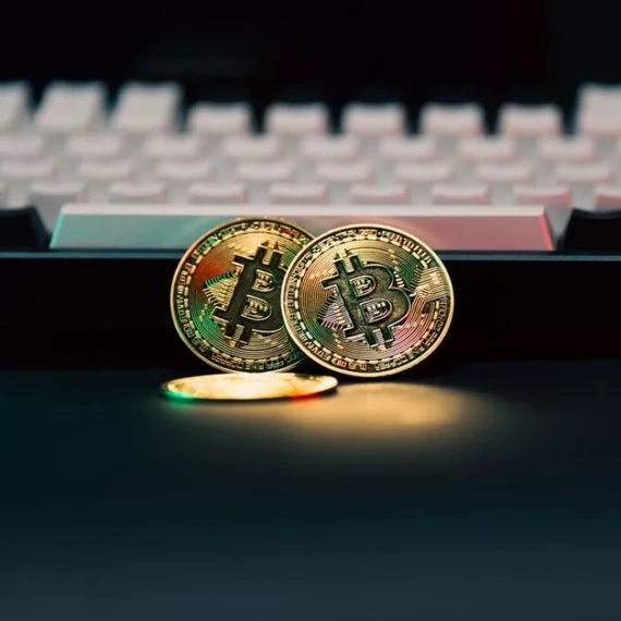 SWIFT Unveils Blockchain Ledger Pilot: 17 Global Banks Test 24/7 Tokenized Cross-Border Payments