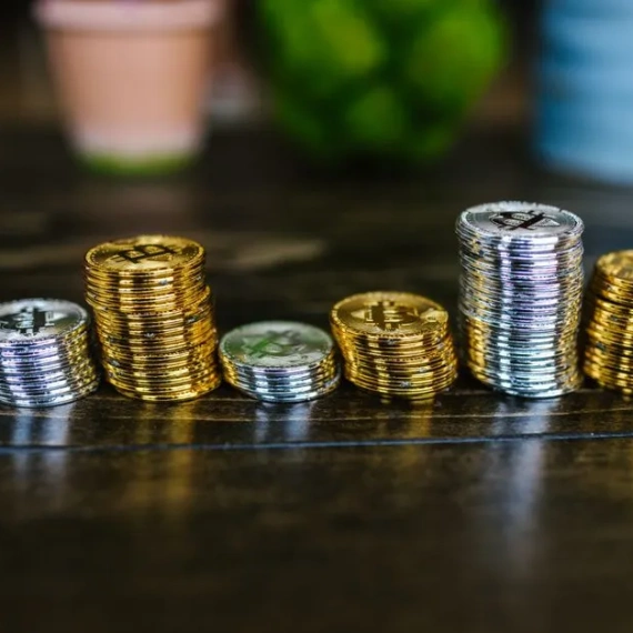 Senator Elizabeth Warren Presses Trump to Disclose Record $1.4 Billion Crypto Earnings
