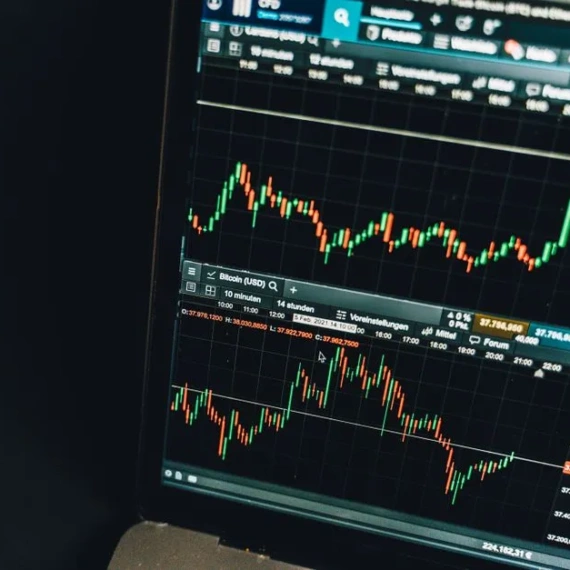 Tokenization Stocks Slide as SEC Delay Slows Crypto’s Wall Street Push