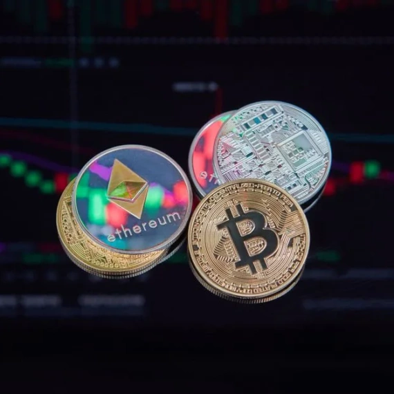 Bitcoin Hits 3-Month High Near $81,500 Before Pulling Back as Altcoins Consolidate